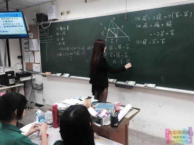 短裤黑丝袜数学老师身材超惹火 网友:舍不得翘课 短裤黑丝袜数学老师身材超惹火 网友:舍不得翘课