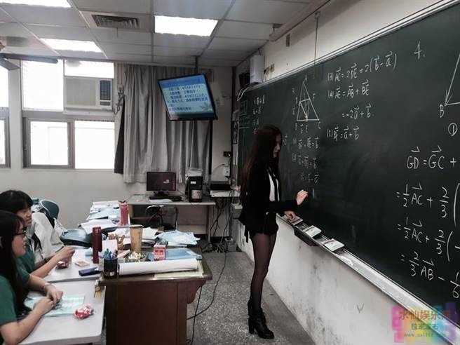 网友将谢雪儿相片分享到脸书社团《爆料公社》中 短裤黑丝袜数学老师身材超惹火 网友:舍不得翘课